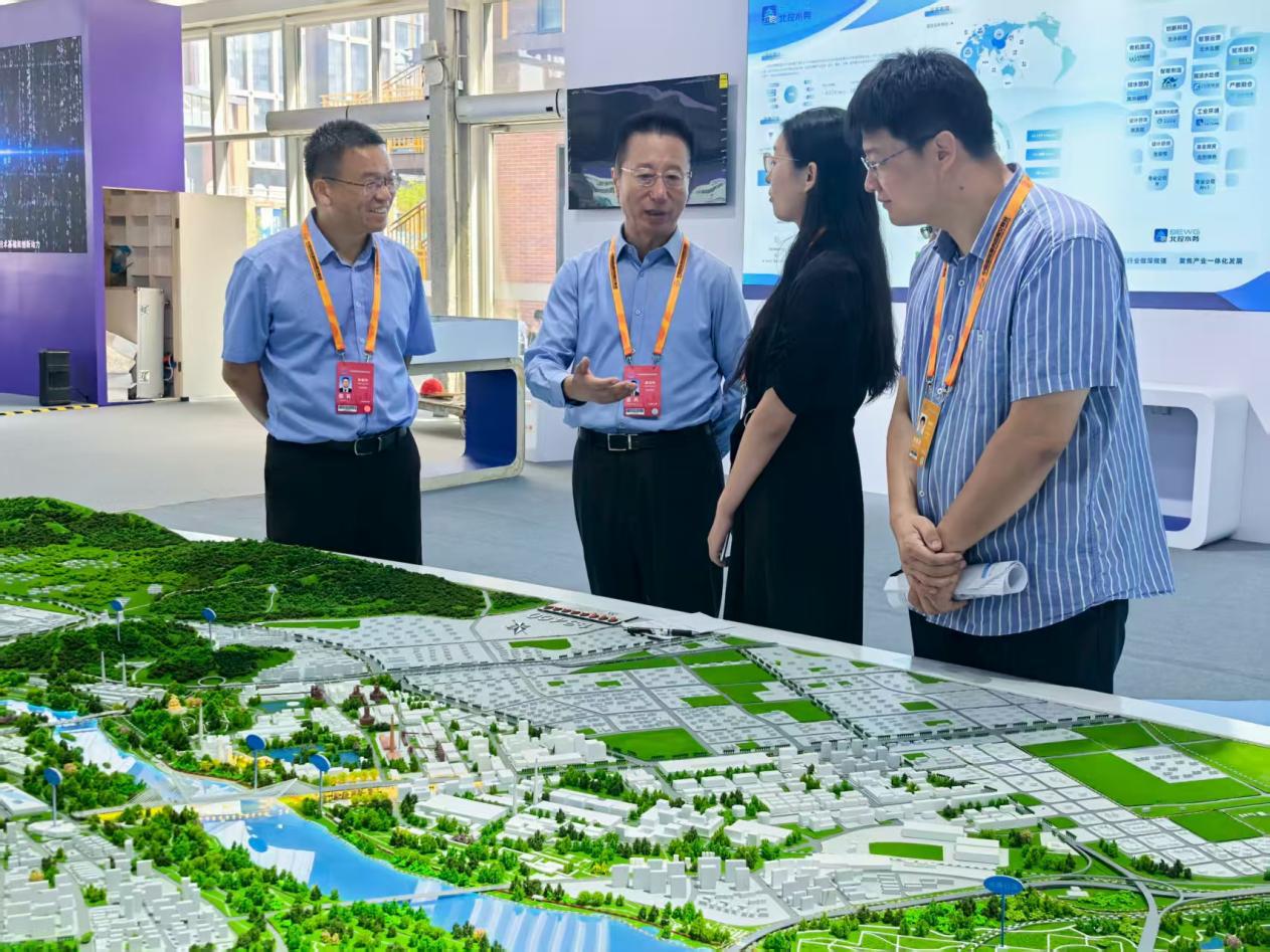 AOC中国官方网站主要领导赴服贸会“两园一河”展区检查筹备工作